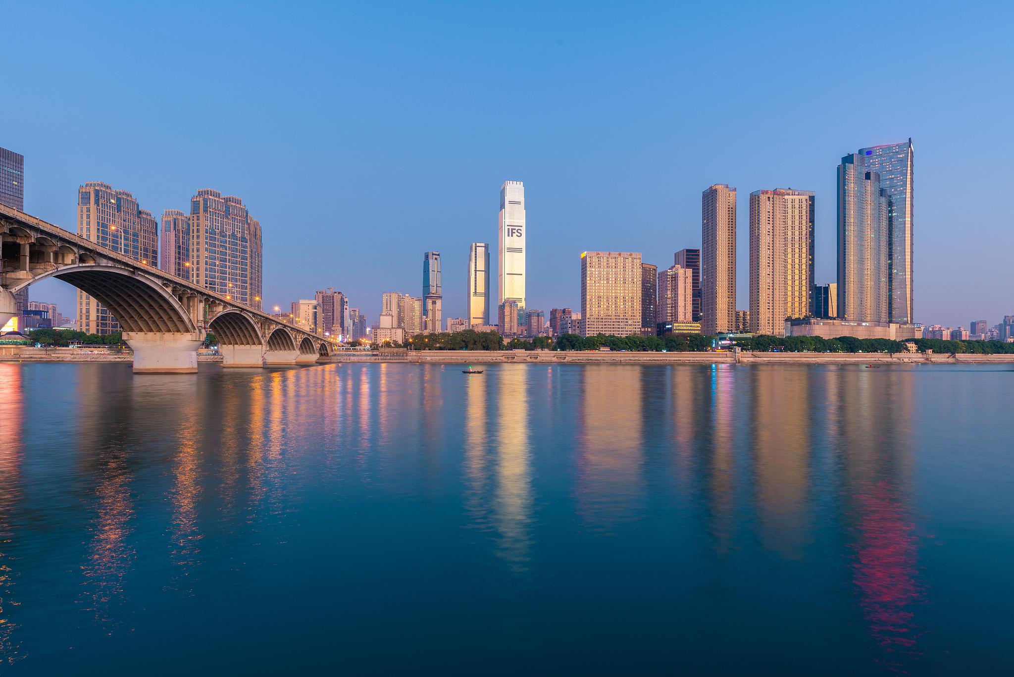 湖南长沙桃花岭景区 湖南长沙的桃花岭景区是一处人间仙境,这里山峦