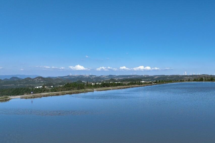 贵阳市的旅游胜地 2023年10月15日,贵州省贵阳市高坡姊妹湖景区金秋