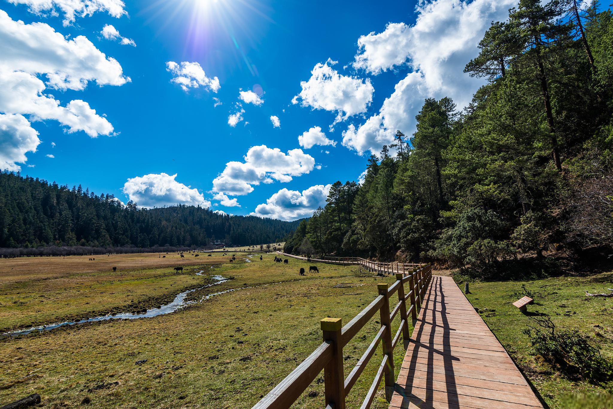 位于中国云南省的西北部,是一个拥有丰富文化和自然景观的旅游胜地
