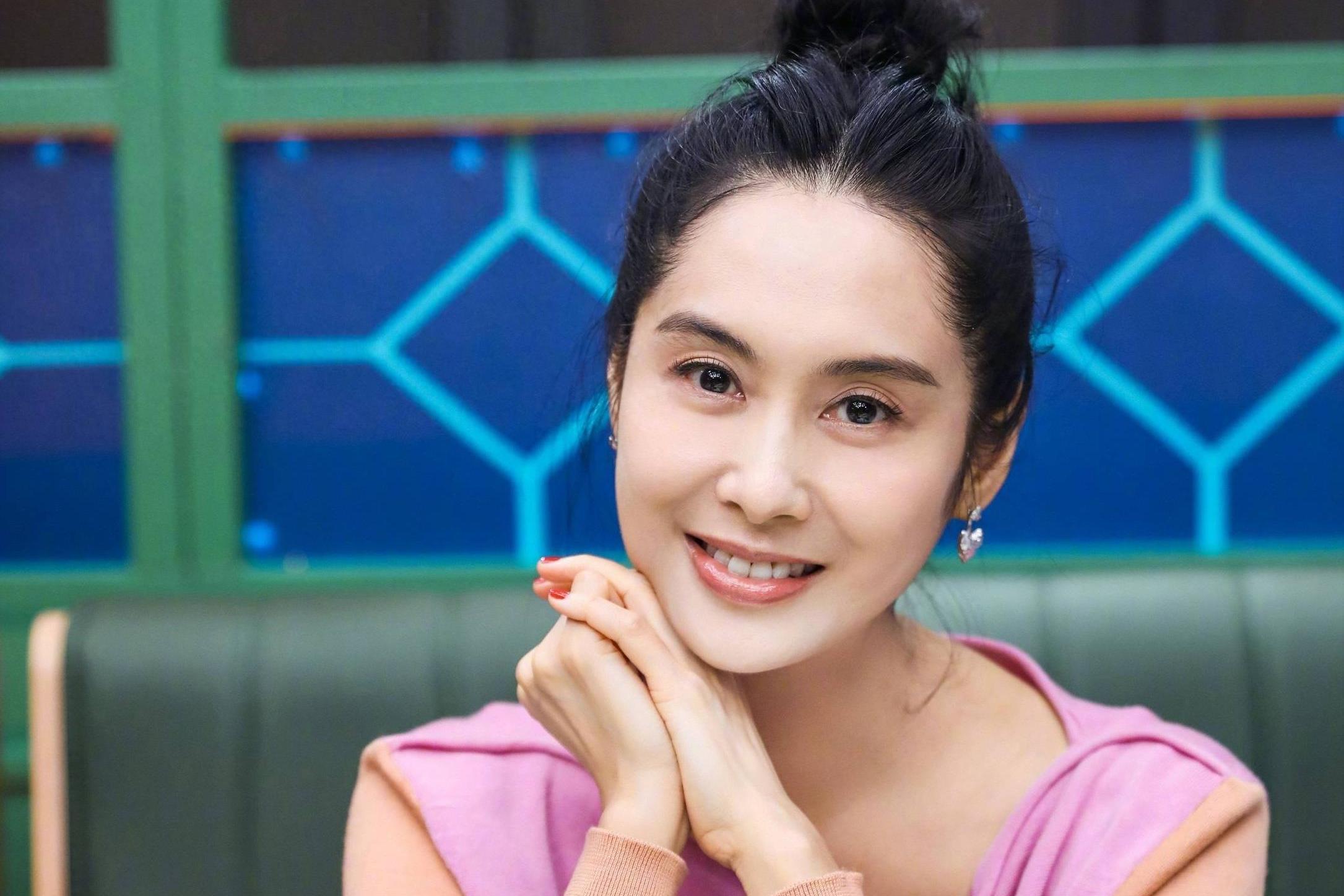 朱茵:从星女郎到深山隐居 朱茵曾是香港演艺圈的一颗耀眼新星,年轻貌