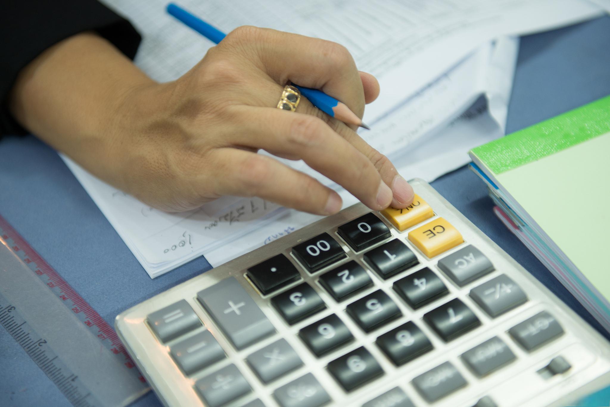 出纳的工作内容 出纳是企业或机构中负责现金收付,银行结算及有关账务