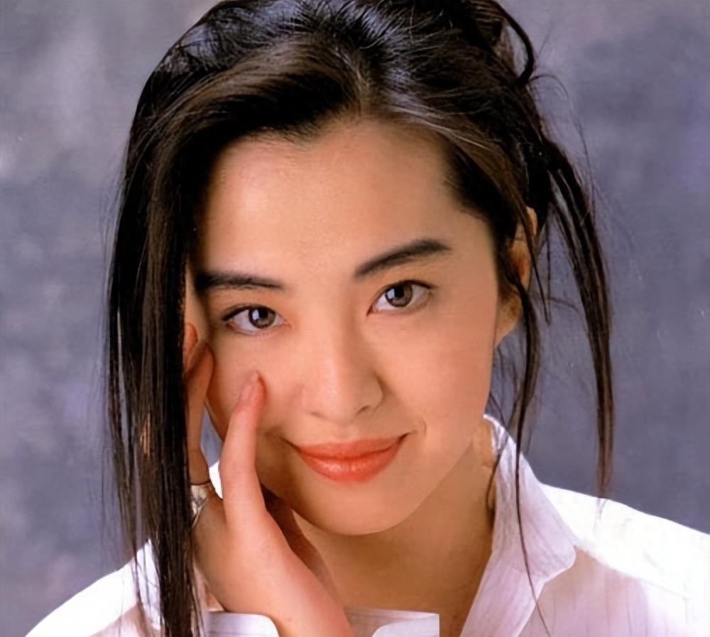 王祖贤:华语电影的传奇女星 王祖贤是香港四大花旦之一,曾与成龙