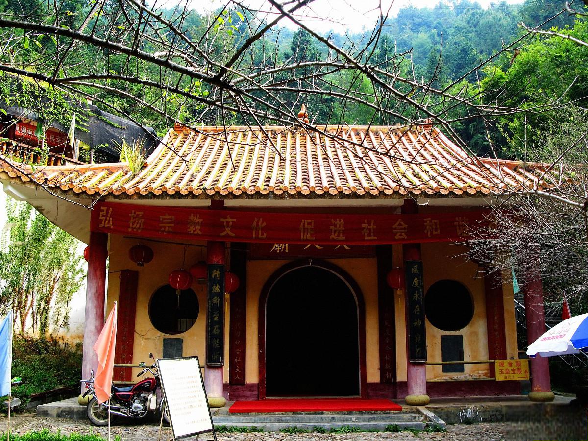 七鼎龙潭寺 七鼎龙潭寺是位于广西壮族自治区贵港市覃塘区的一座著名