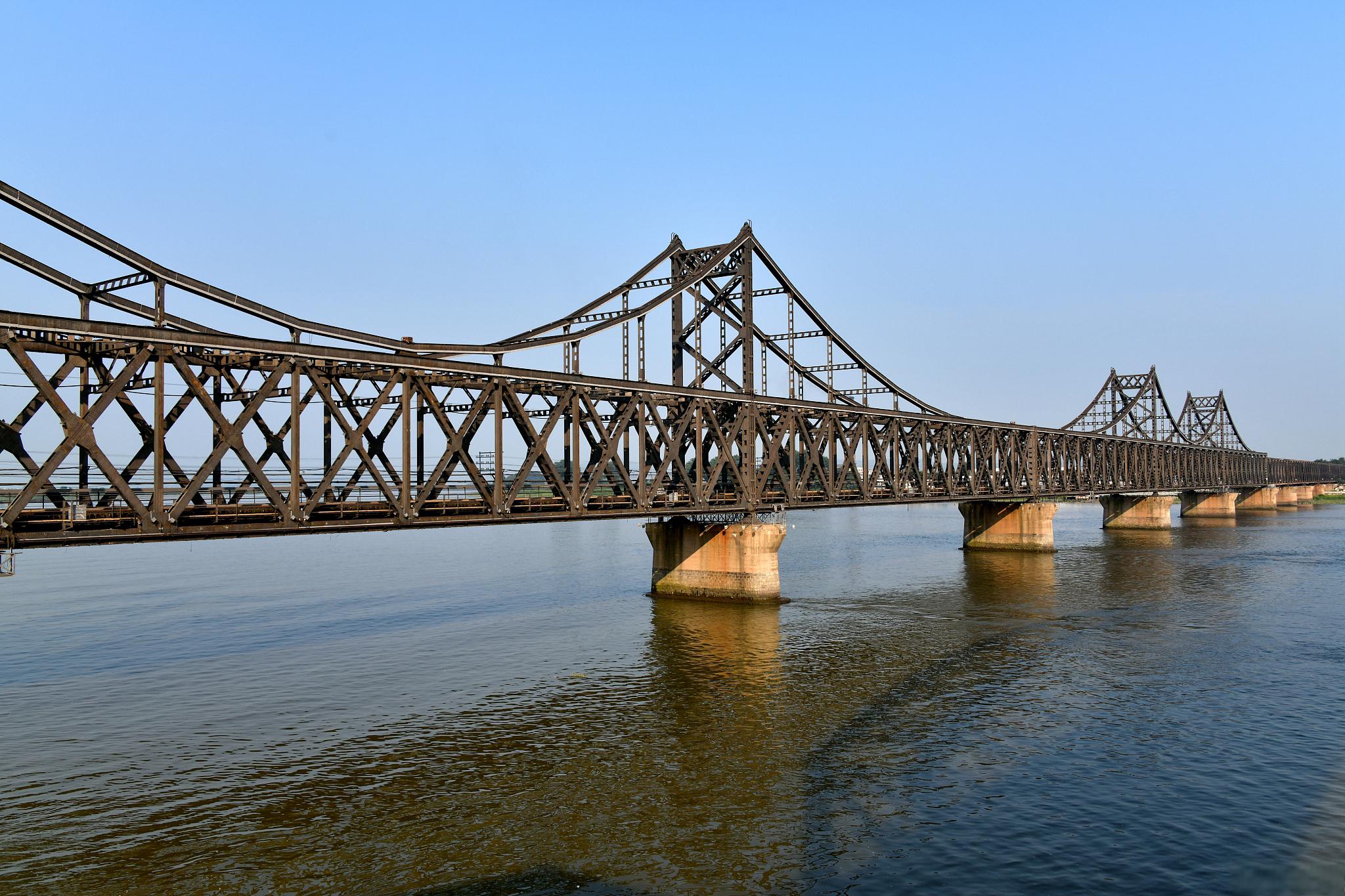 鸭绿江断桥旅游攻略 鸭绿江断桥位于中国辽宁省丹东市振兴区江岸路