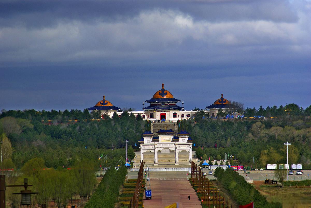 成吉思汗陵墓:历史文化遗产 位于中国内蒙古草原中部的成吉思汗陵,是