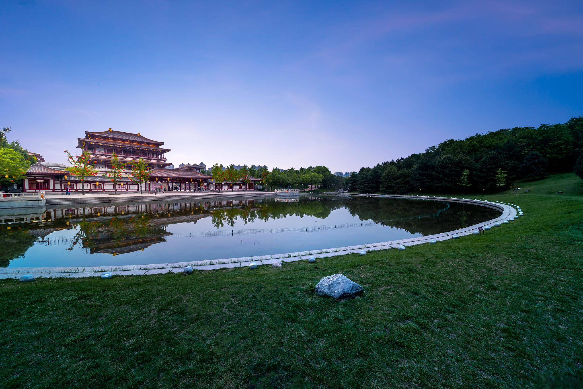 大唐芙蓉园景区 大唐芙蓉园景区位于中国陕西省西安市,是一座以唐代