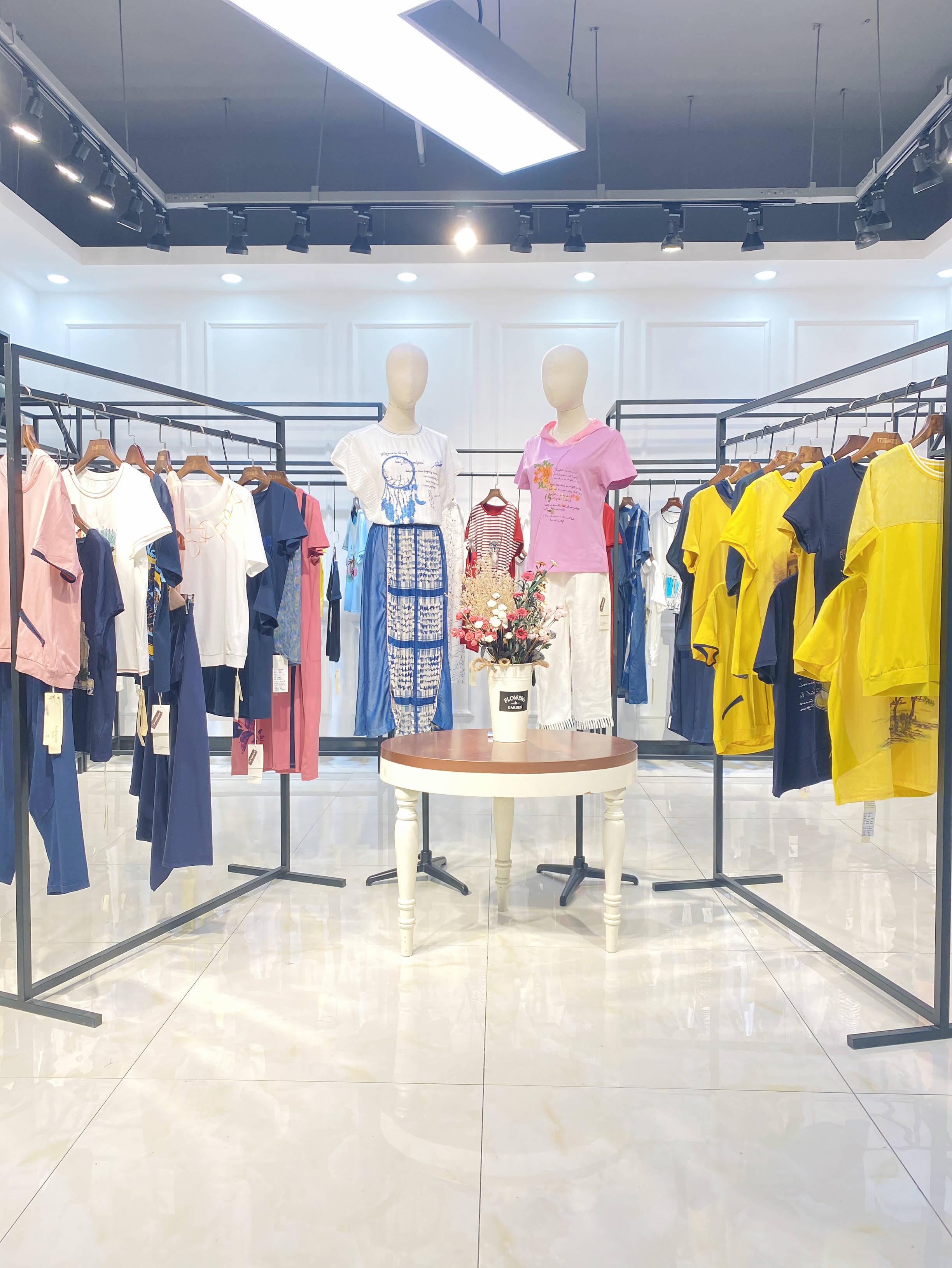 想要成功经营一家女装店,需要掌握市场调研,选址,进货,陈列以及营销
