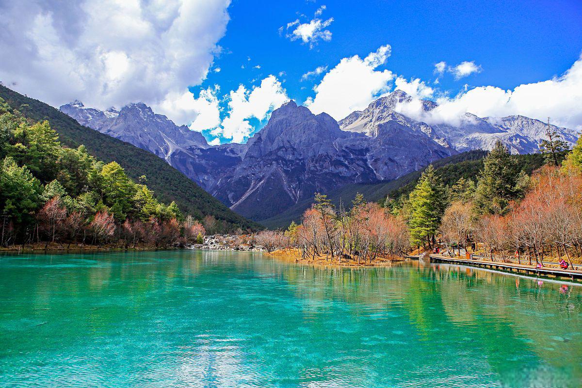 玉龙雪山之旅 玉龙雪山位于中国云南省丽江市境内,是云南省最高的山峰