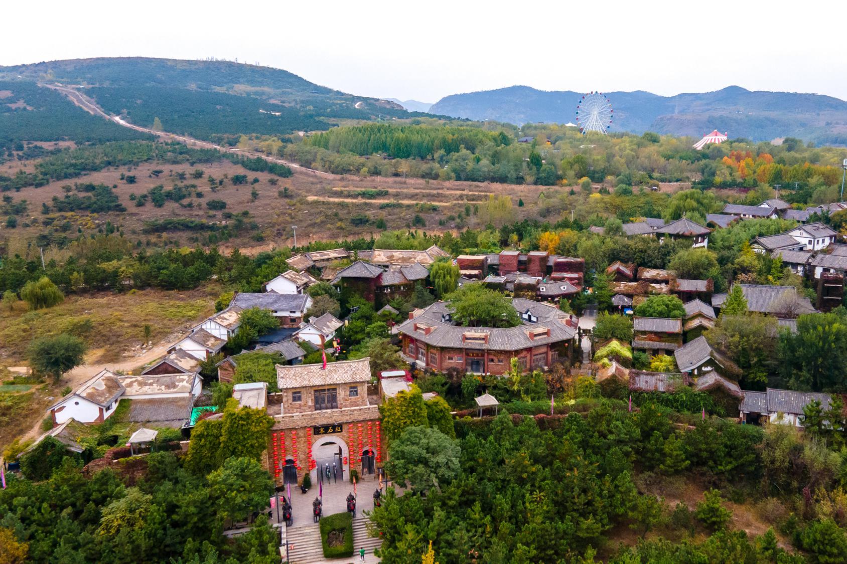 红石寨旅游度假区 红石寨旅游度假区,位于山东省临沂市沂南县铜井镇