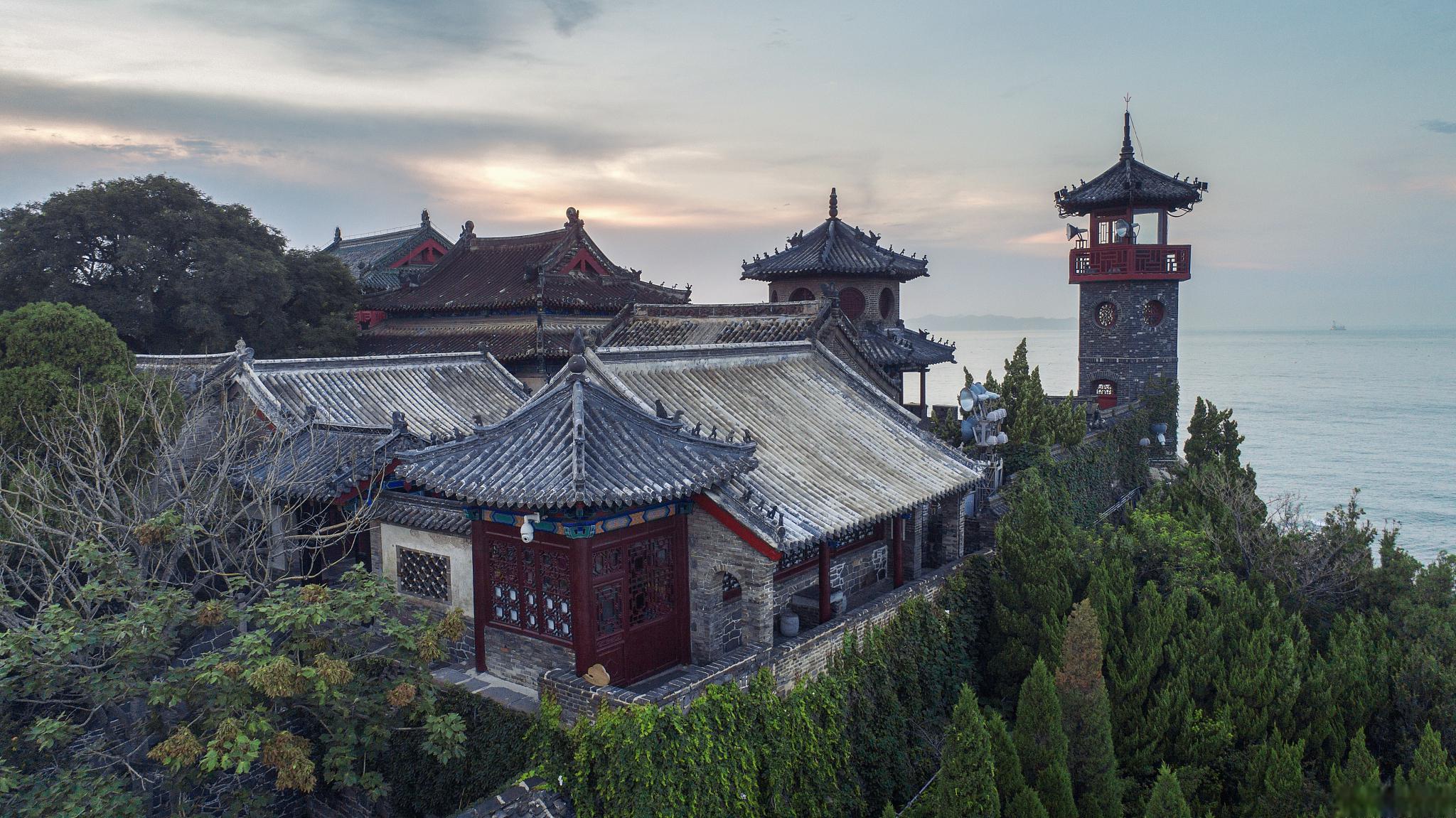 蓬莱阁位于中国山东省烟台市蓬莱市,是中国著名的旅游景点之一,以历史