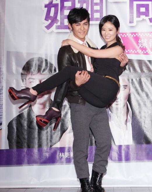 林心如和苏有朋的飞奔拥抱 电视剧《还珠格格》中,林心如和苏有朋的