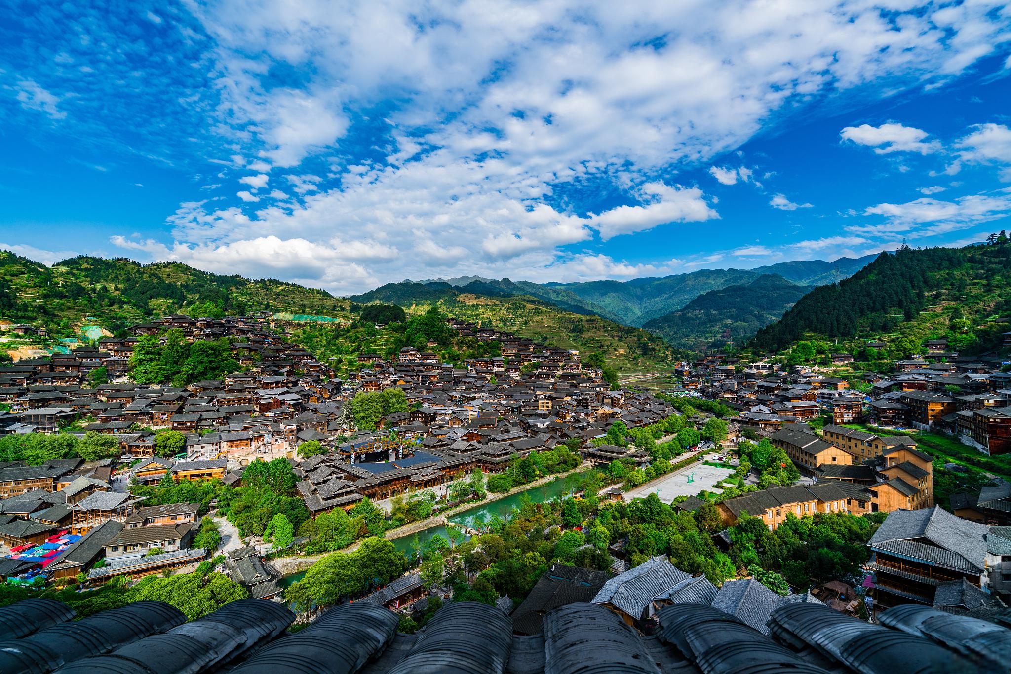 千户苗寨有哪些看点 千户苗寨位于贵州省黔东南苗族侗族自治州,是一个
