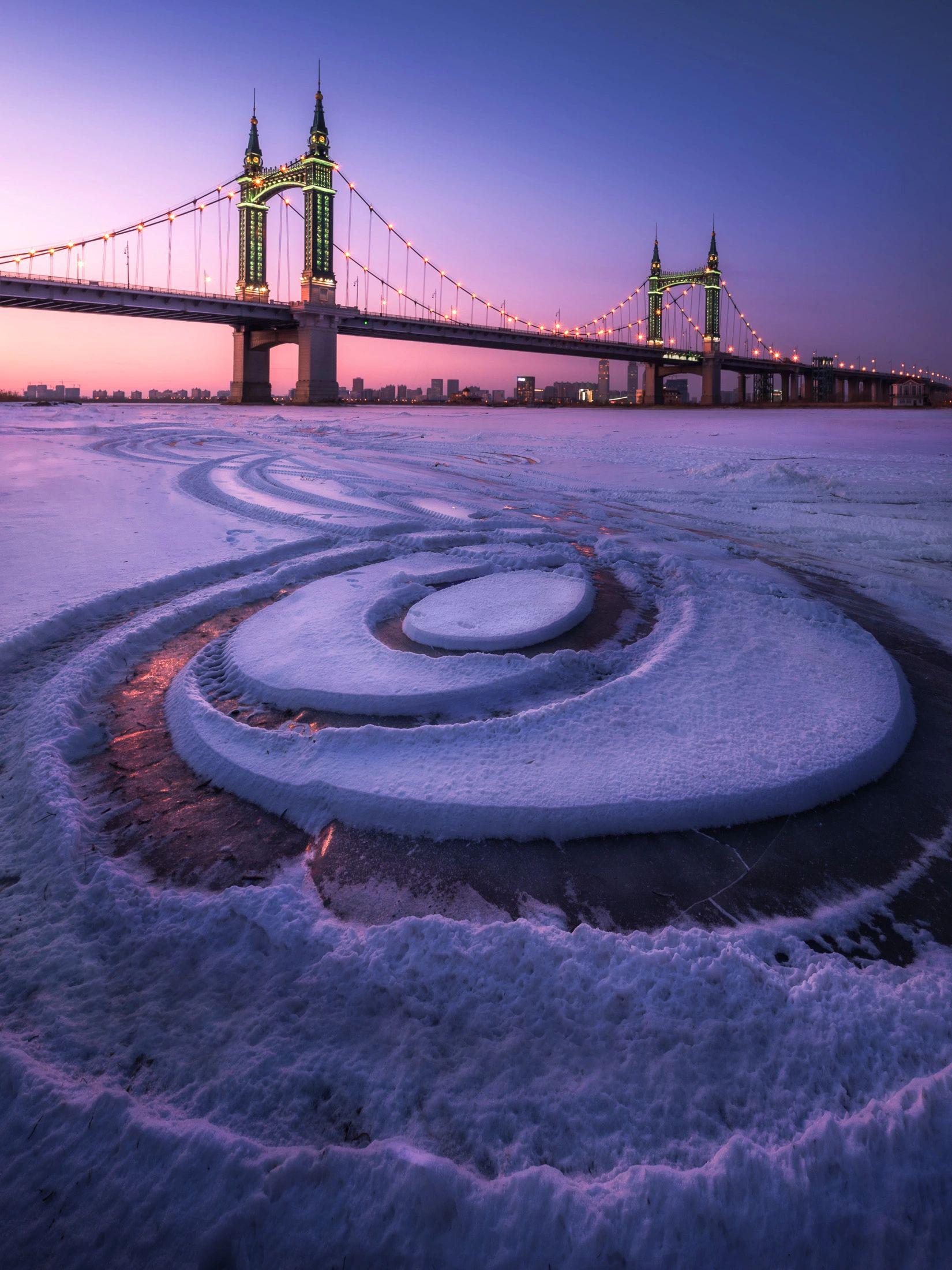 哈尔滨冰雪大世界和周边好去处 绵延的积雪和冰封的松花江面对于南方