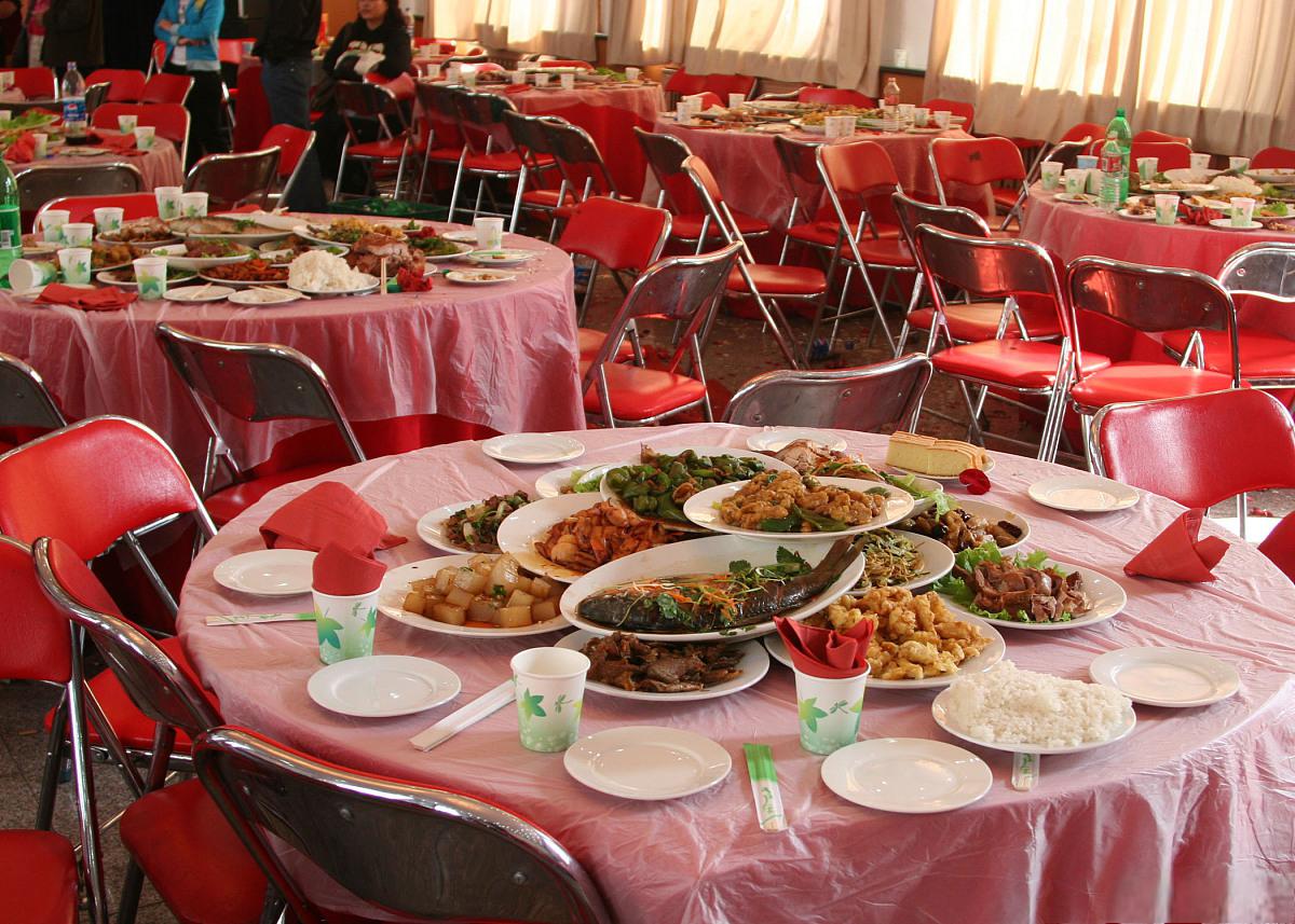 婚宴酒席布置攻略 婚宴酒席布置是婚礼中非常重要的环节之一,它可以为