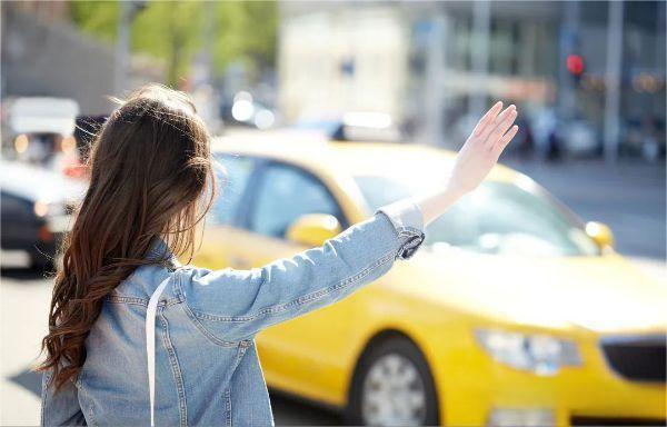 司机免费送还手机引发争议 一位女子在搭乘顺风车时,不慎将手机遗忘在