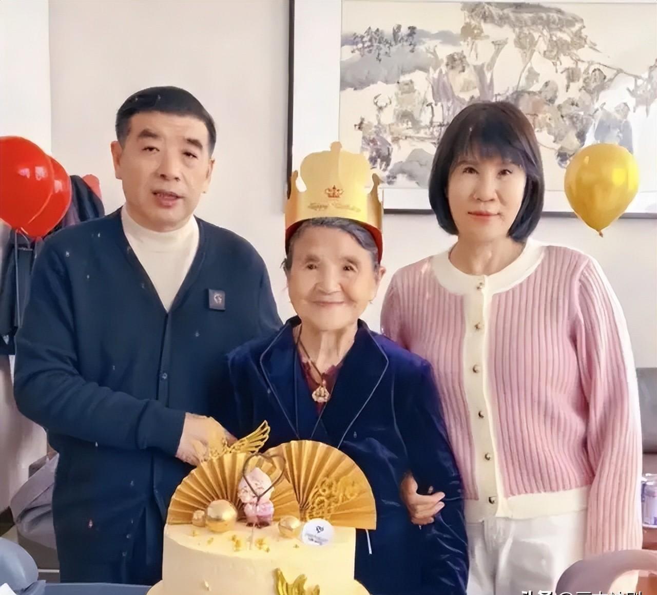 杨子妈妈喜迎88岁生日 杨子的妈妈刘丽芹迎来了88岁生日,家族成员团聚