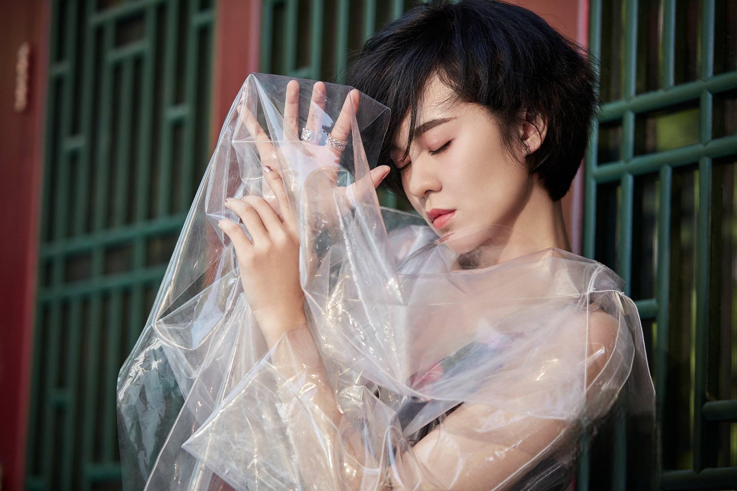 郁可唯:音乐才华 流行歌手郁可唯以其独特的嗓音和多样化的音乐风格在
