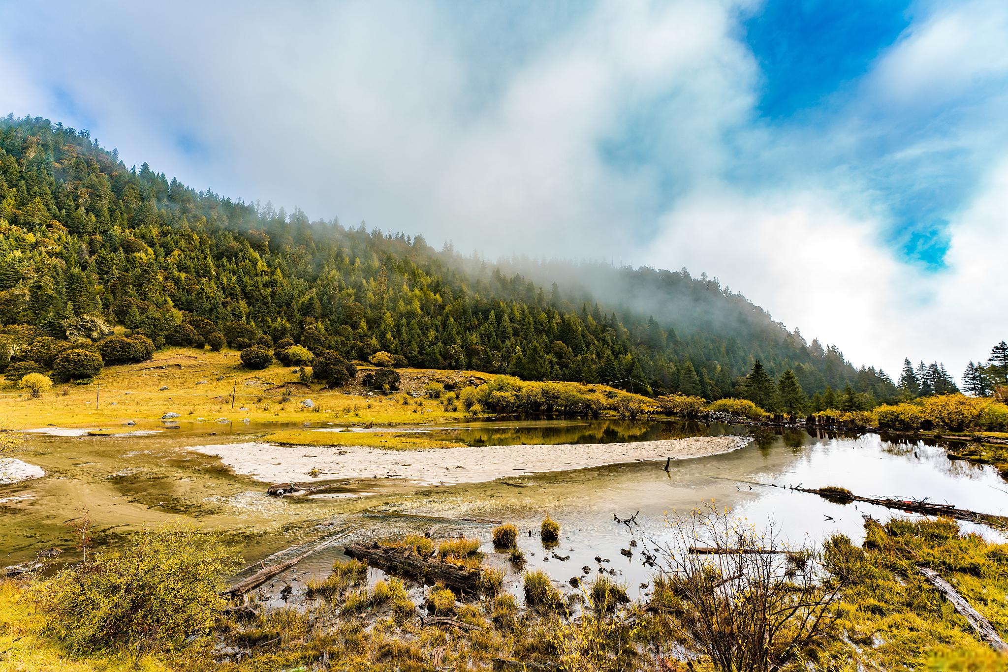 这里山势雄奇峻伟,庞大的山体犹如一座拔地而起的宏伟巨峰,犹如多座