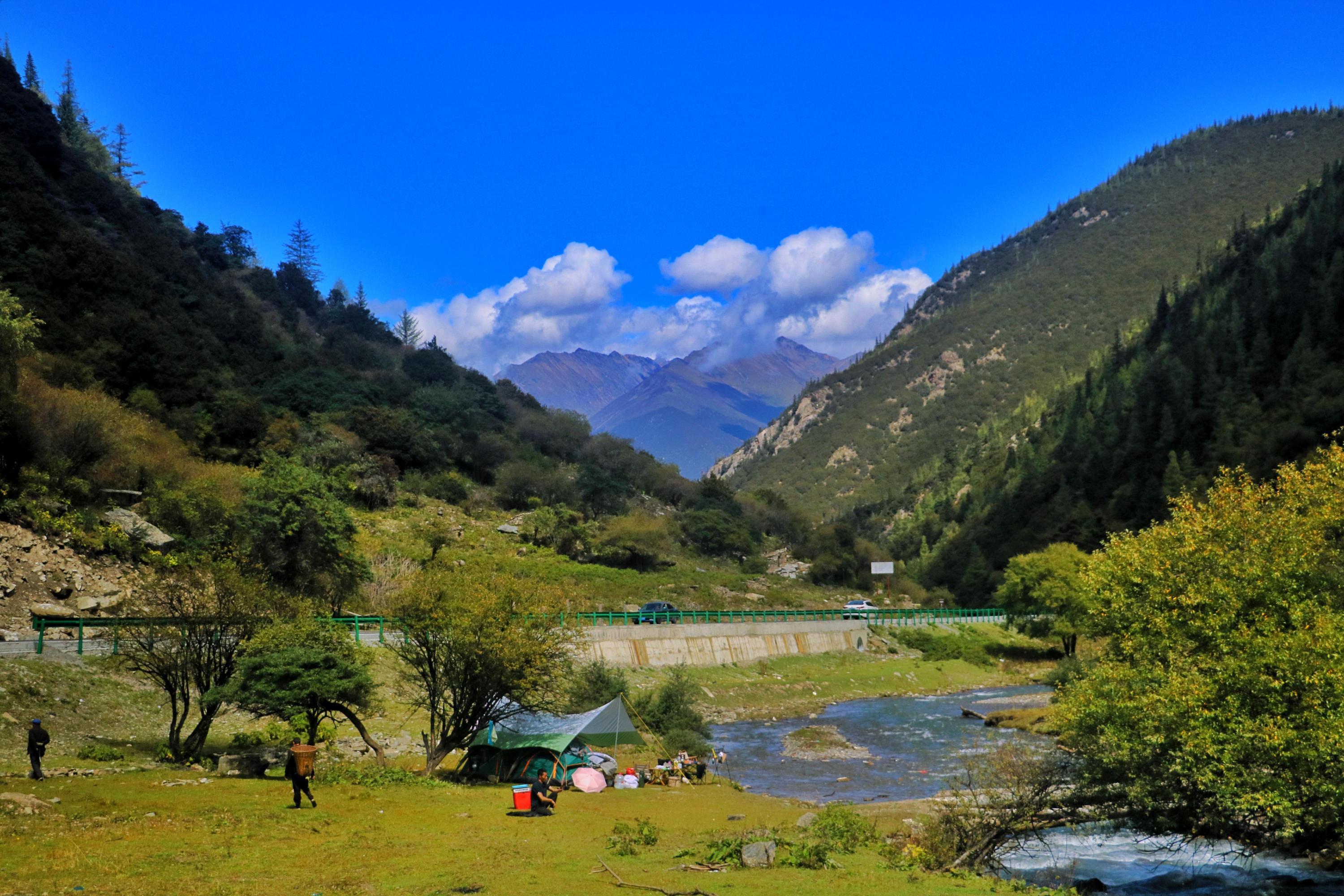 夹金山周末两日一晚自驾游攻略 夹金山是一个风景优美的地方,这里有