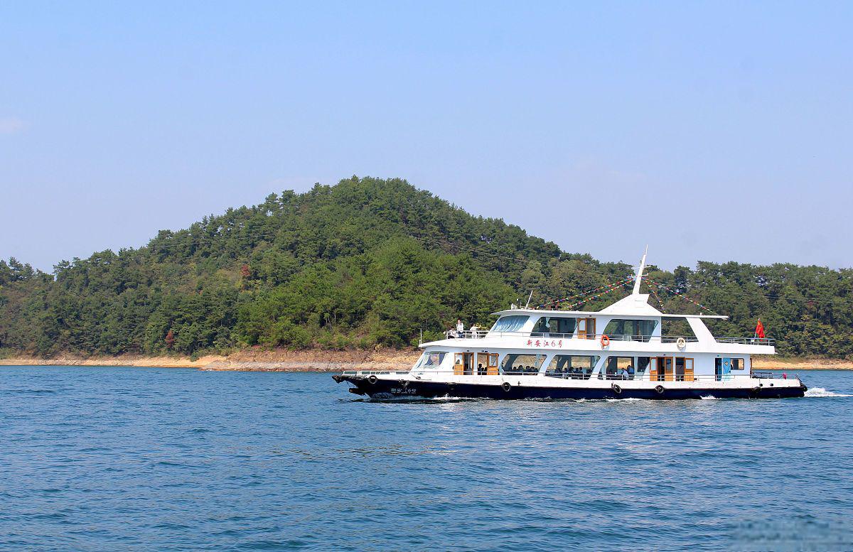 千岛湖游船之旅 千岛湖是一个美丽的自然景观,以其群岛星罗棋布,港湾