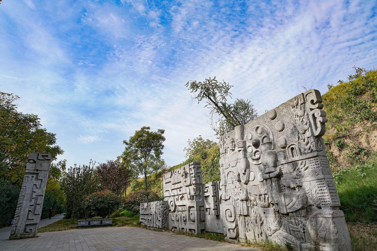 德阳石刻公园:历史文化,艺术和自然风光的交融 德阳石刻公园位于四川