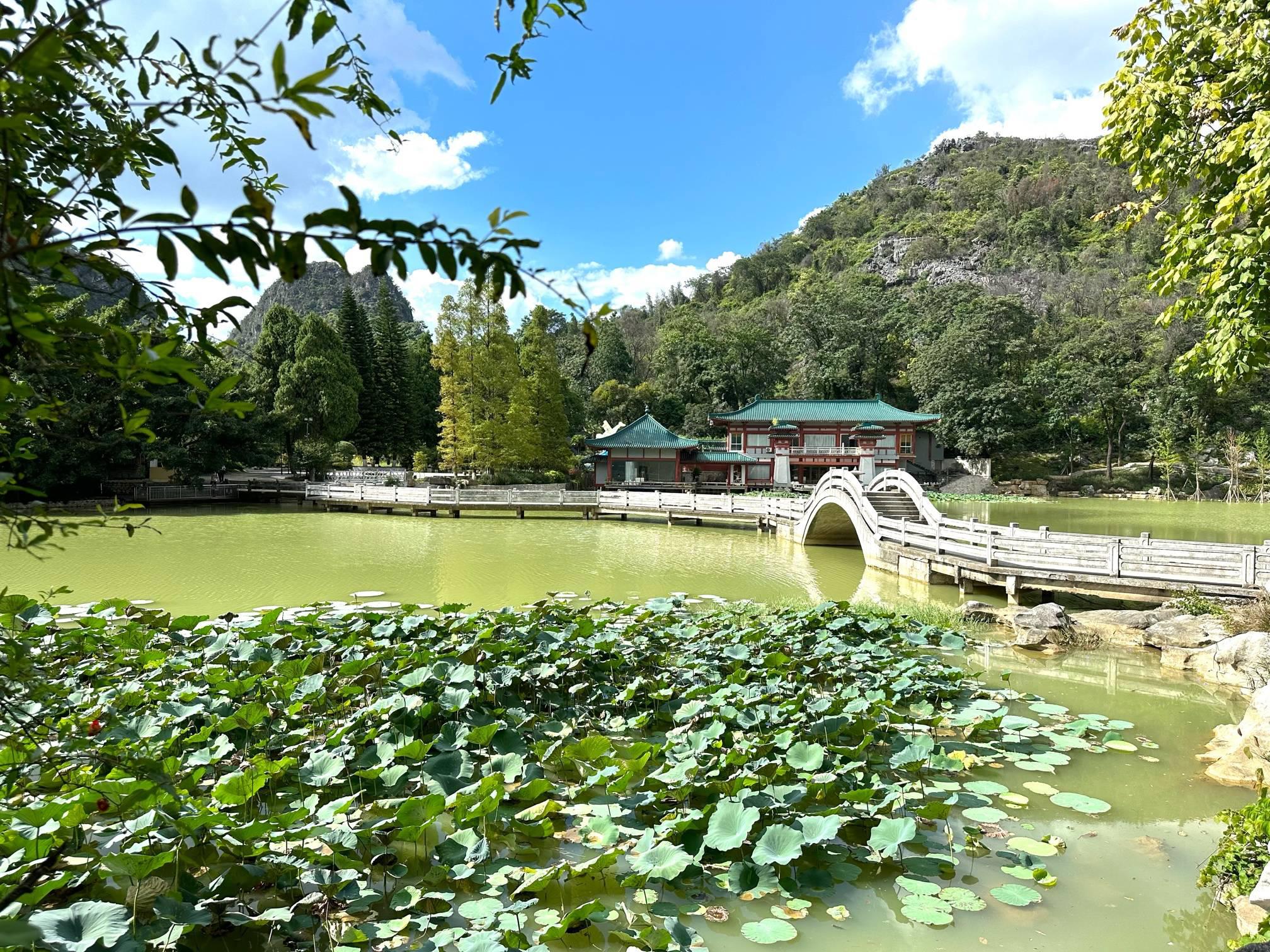 桂林西山公园,自然与人文的完美结合 桂林的西山公园是一座集自然风光