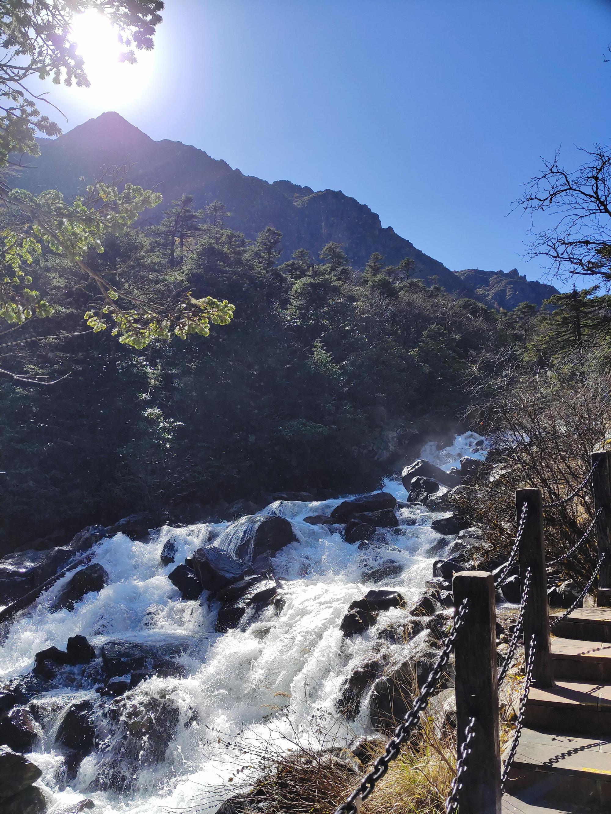 康定情歌(木格措)景区 康定情歌(木格措)景区位于四川甘孜州,是川西