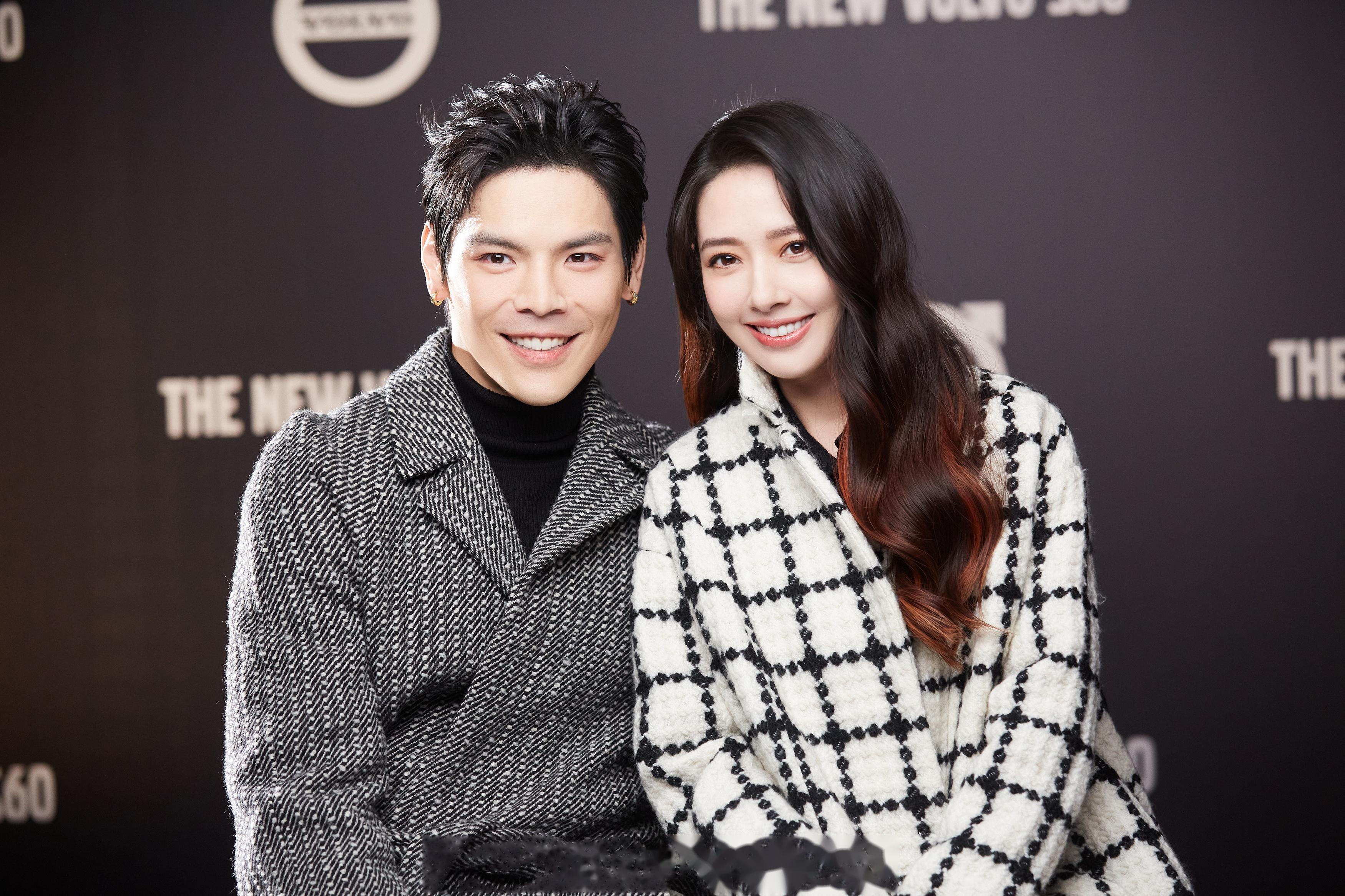 "向佐郭碧婷带儿子打羽毛球,满满幸福溢出屏幕!