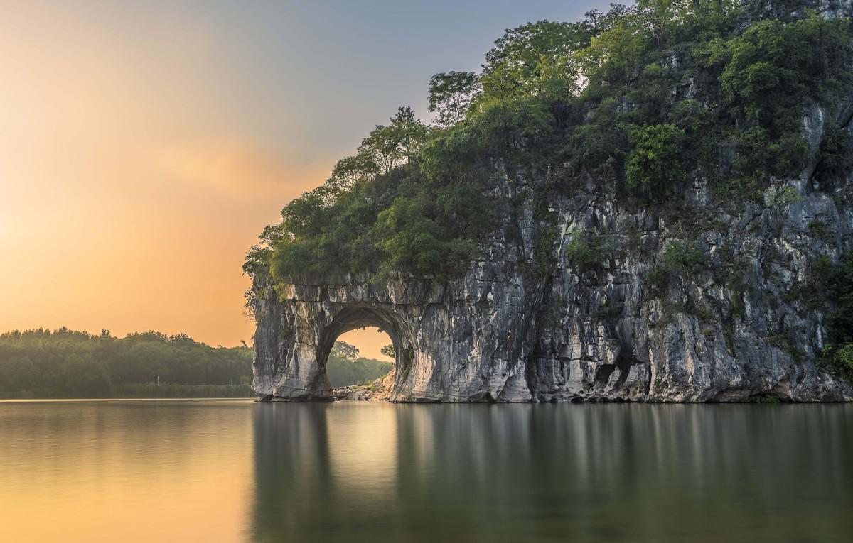 桂林象鼻山,自然与人文的完美结合 象鼻山,是桂林市的标志性景点,也是