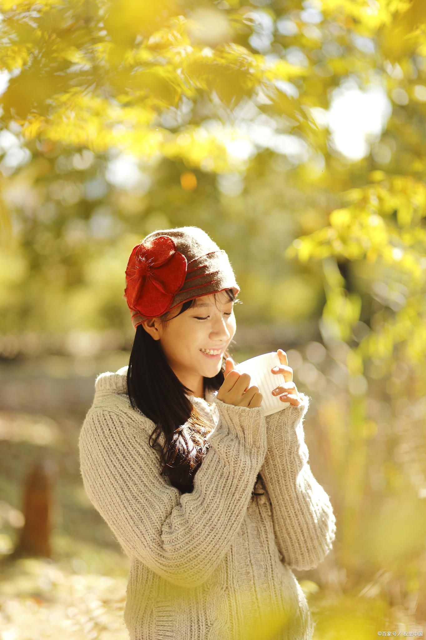 秋高气爽,微风吹拂,湖面波心荡漾,飘来淡淡花香,那芬芳深入呼吸,馨香