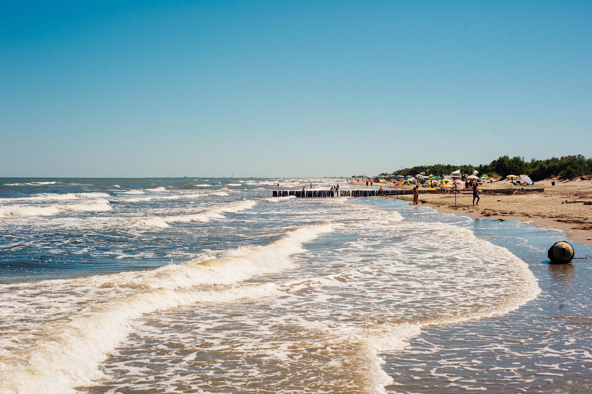 北戴河旅行攻略 北戴河位于河北省秦皇岛市,拥有美丽的海滩和凉爽的