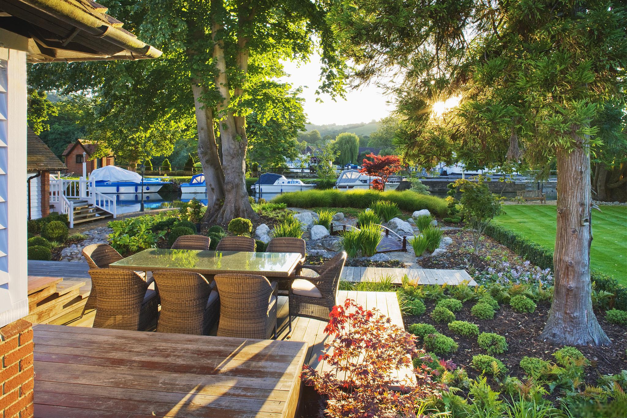 庭院漫步 庭院面积宽敞,绿树成荫,花草点缀其中.