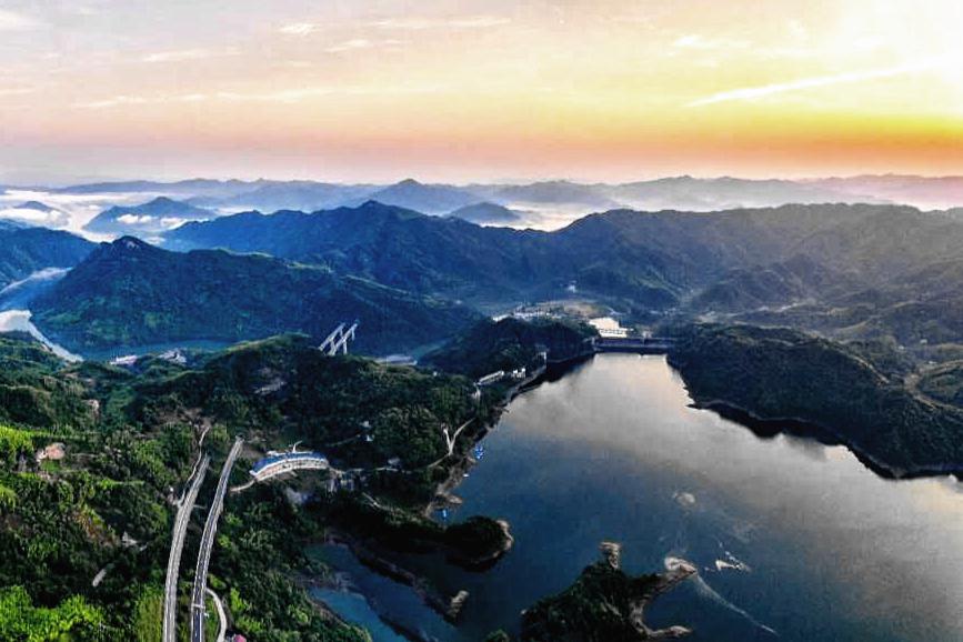 大别山最高湖泊——别山湖 别山湖是大别山最高峰白马尖脚下最大的