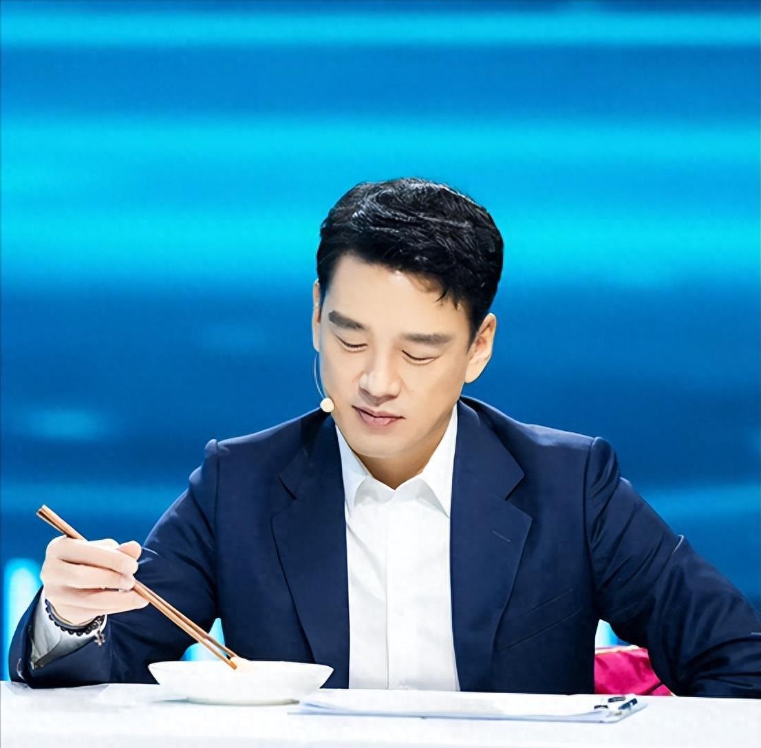 王耀庆:懒得搬家娶房东女儿 王耀庆和郭晏青的婚姻关系展现出了令人