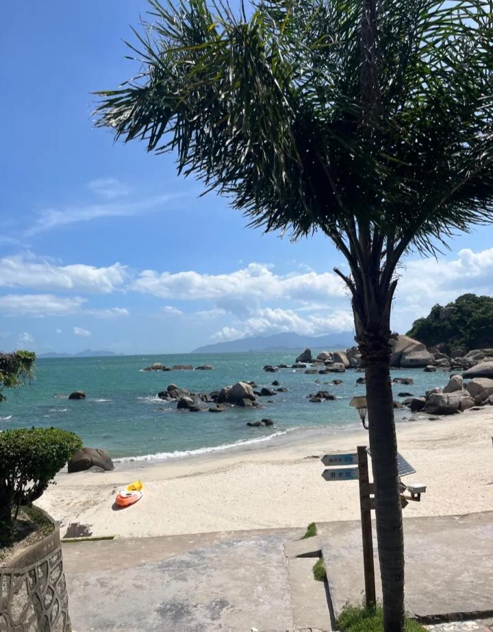 巽寮湾旅游攻略 巽寮湾拥有绵延的金色沙滩,清澈碧蓝的海水和壮丽的