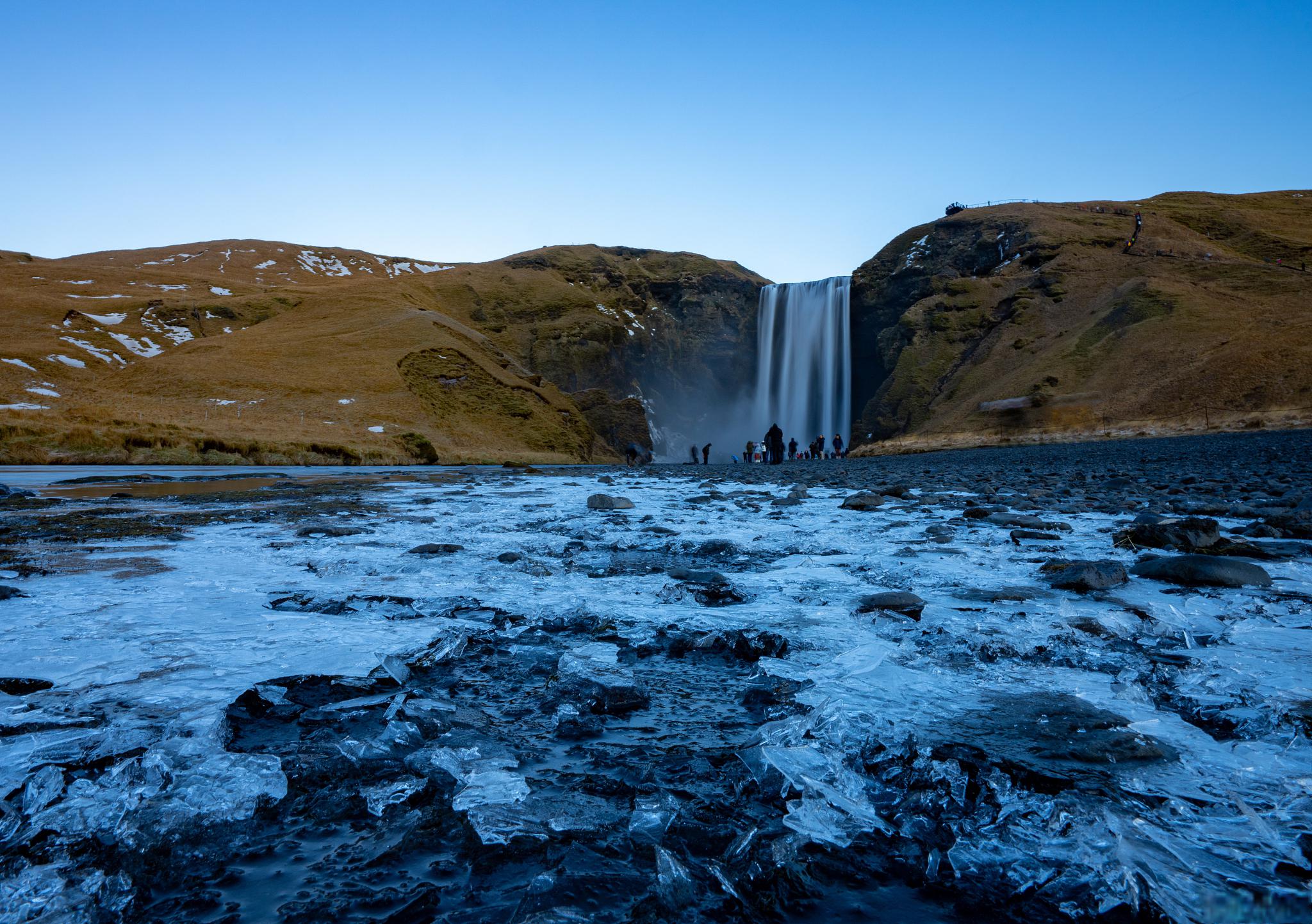 以下是对冰岛一些最受欢迎的旅游景点的介绍,这些景点以其独特的特色