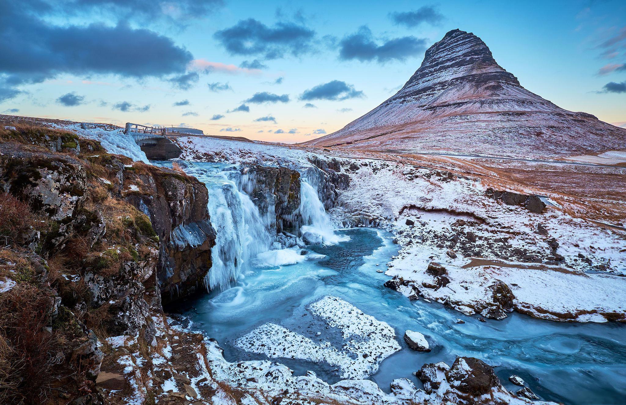 冰岛旅游景点介绍 冰岛是一个充满神秘和美丽的地方,拥有许多著名的