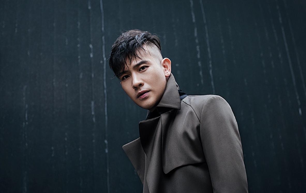 张殿伦:演技不输三大室友 张殿伦是陈赫,郑恺,杜江的室友,虽然他没有