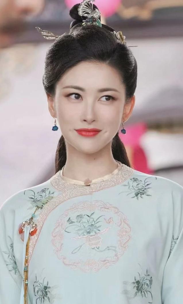 朱珠的古装造型 女星朱珠的古装造型端正美丽大气,脸上的梨涡太妩媚了