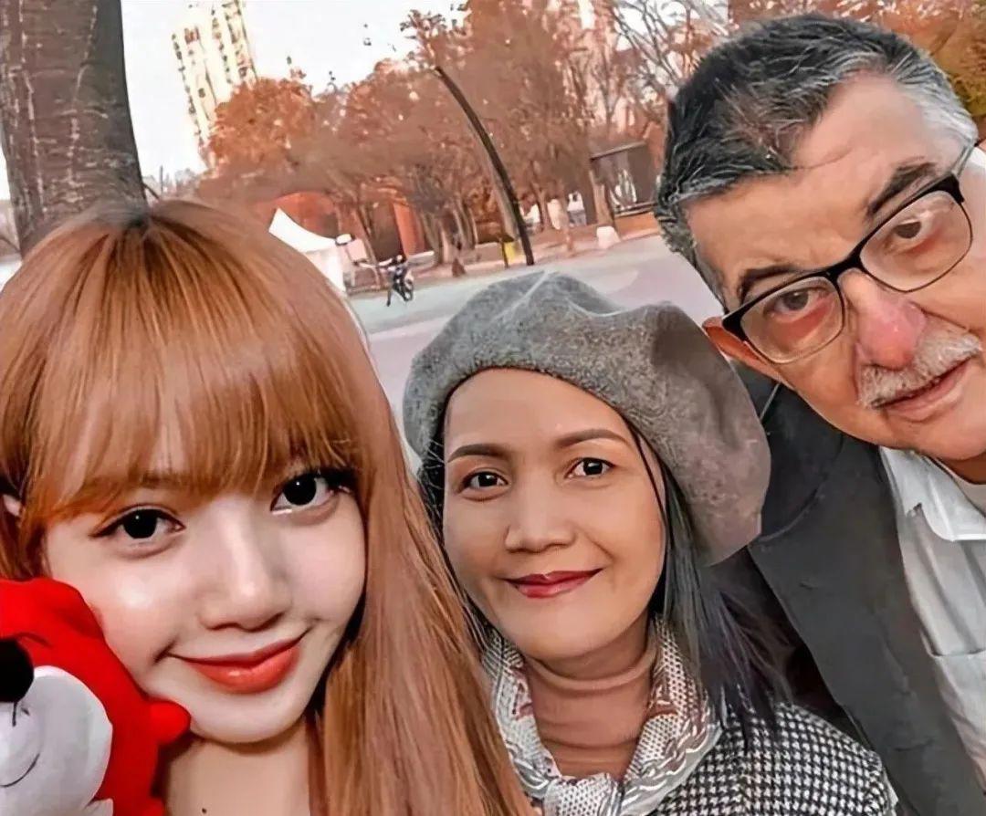 lisa的乖乖女风 泰国超级明星lisa为父亲庆生,穿搭回归乖乖女风,韩国