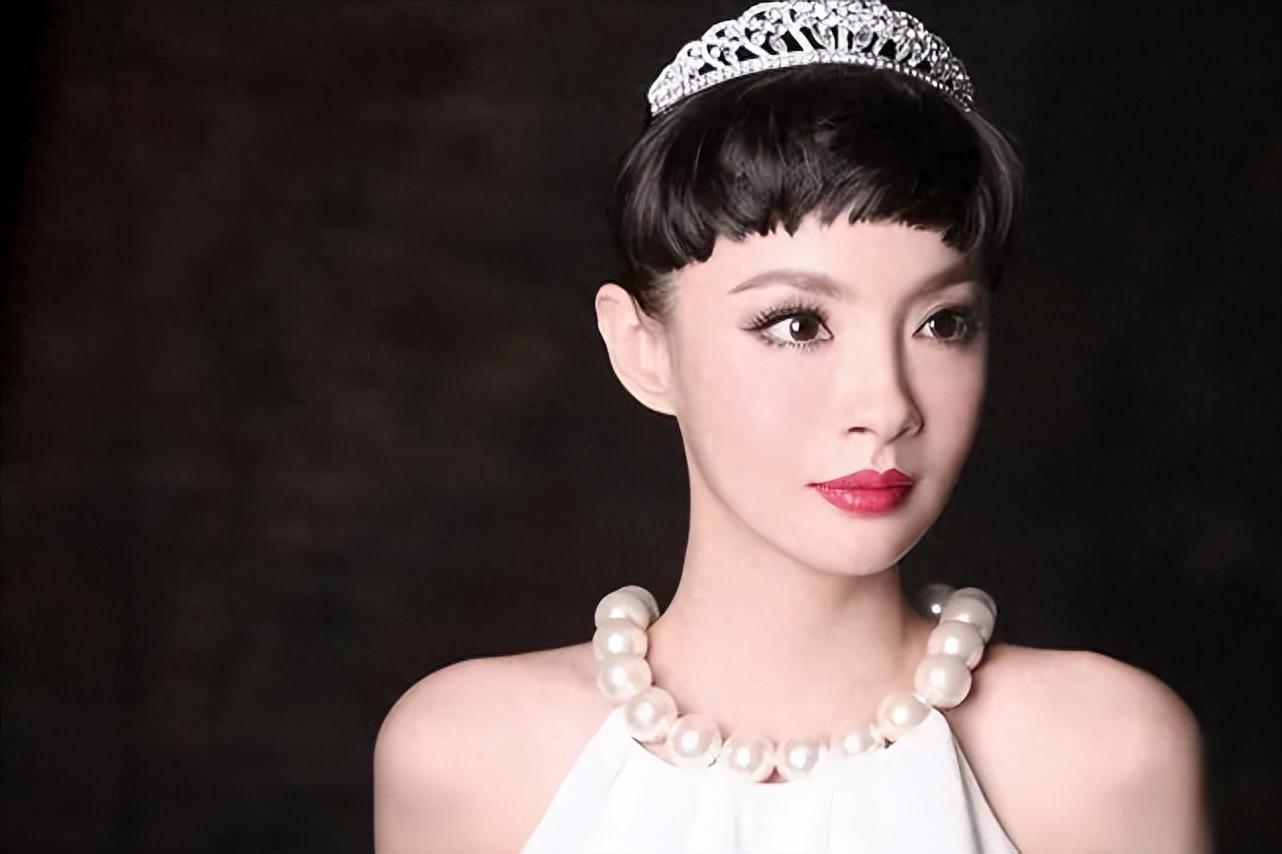 央视主持人梁璐:整容的代价 梁璐因整容手术而在职业生涯中遭受了打击