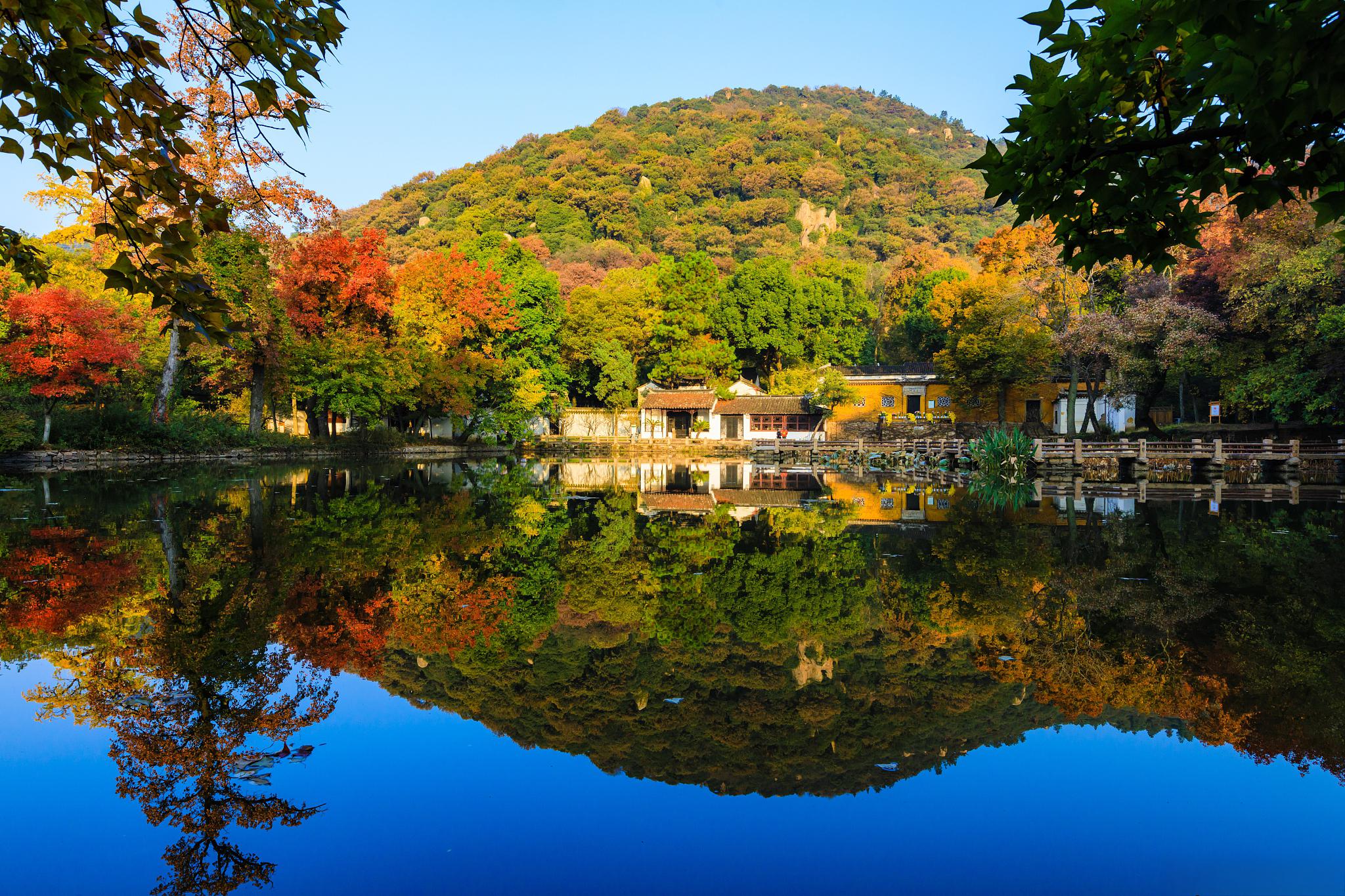 天平山上的白云泉 天平山,位于中国江苏省苏州市,是一座历史悠久,文化