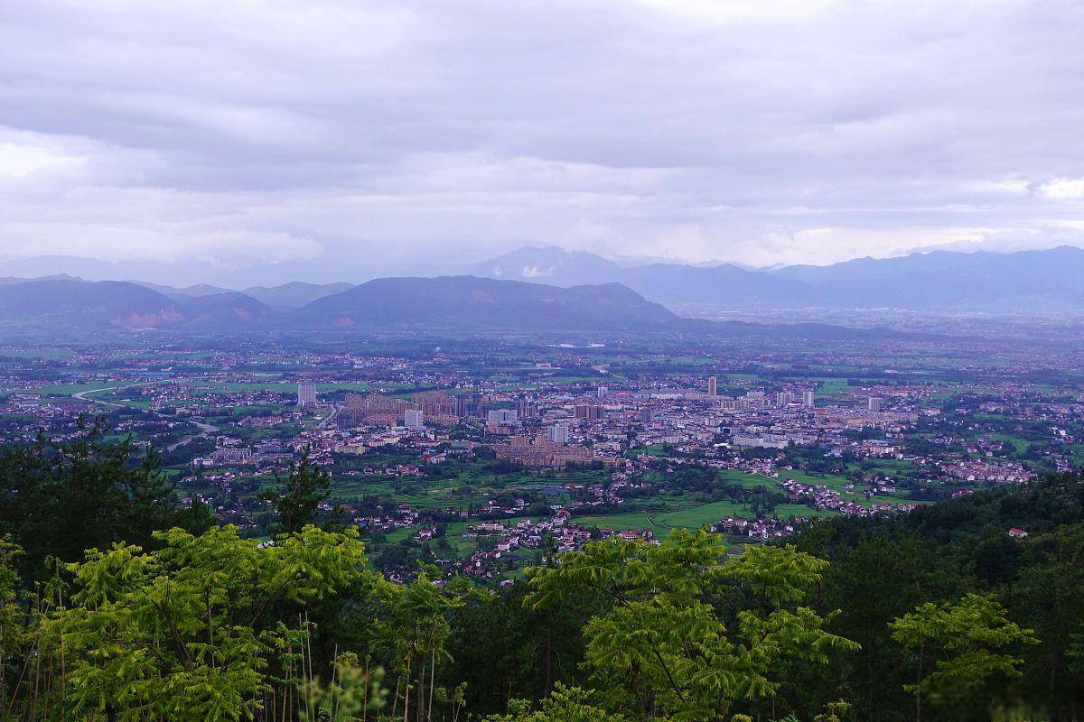 陇川县:云南省美丽县城 陇川县隶属云南省德宏州,与缅甸山水相连,国境