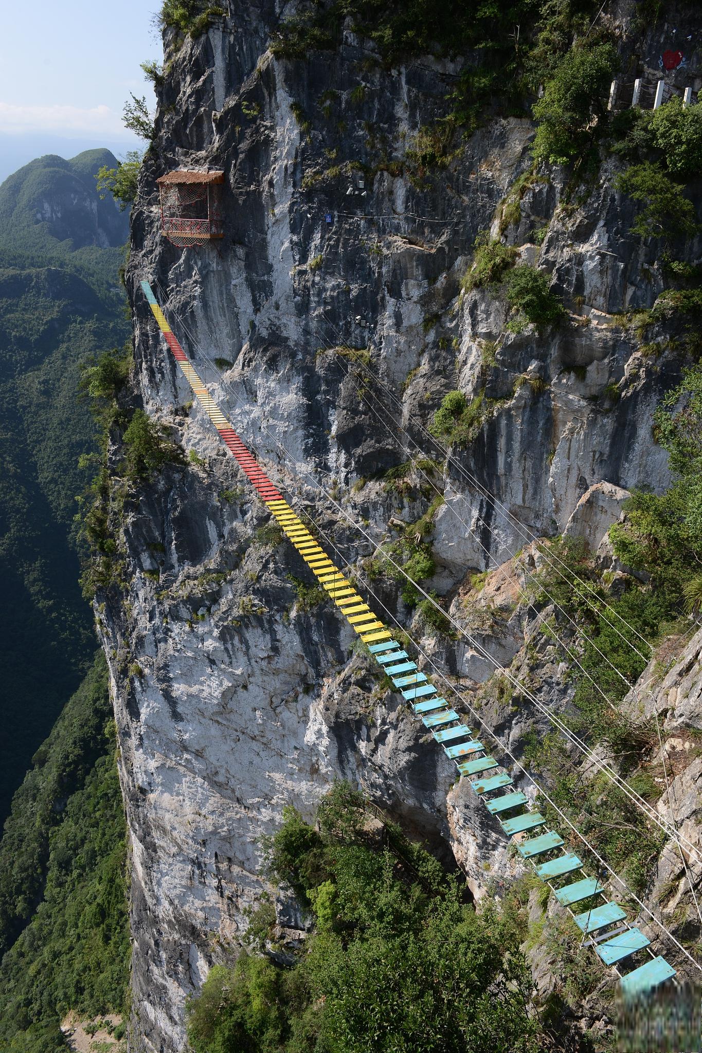 清江方山风景区 以下是该景区的介绍,开放时间,地址,特色小吃以及交通