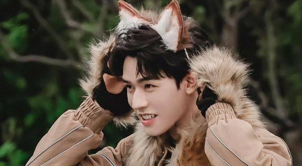 龚俊现身周杰伦演唱会 龚俊再次出现在周杰伦的演唱会上,他的歌声特别