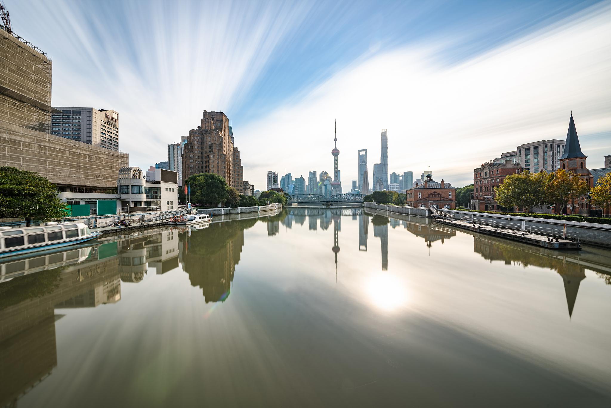 上海,这座宁静优美,充满活力的城市 上海位于中国东部沿海,长江入海口