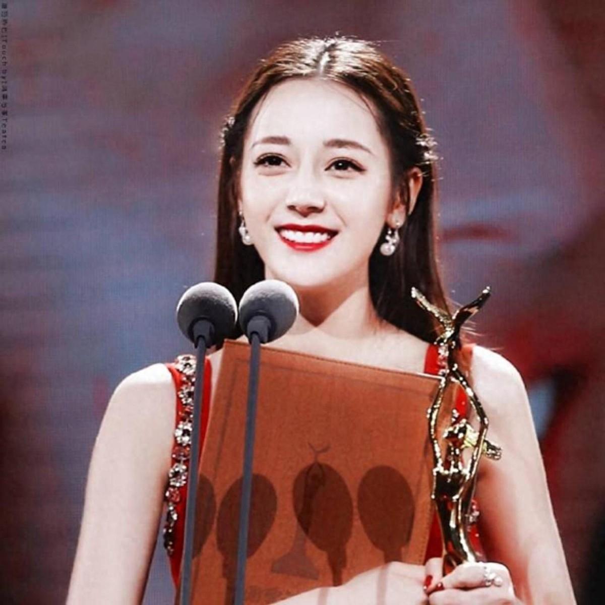 迪丽热巴:演技不强口碑下滑 迪丽热巴,作为一位实力派女演员,她的演技