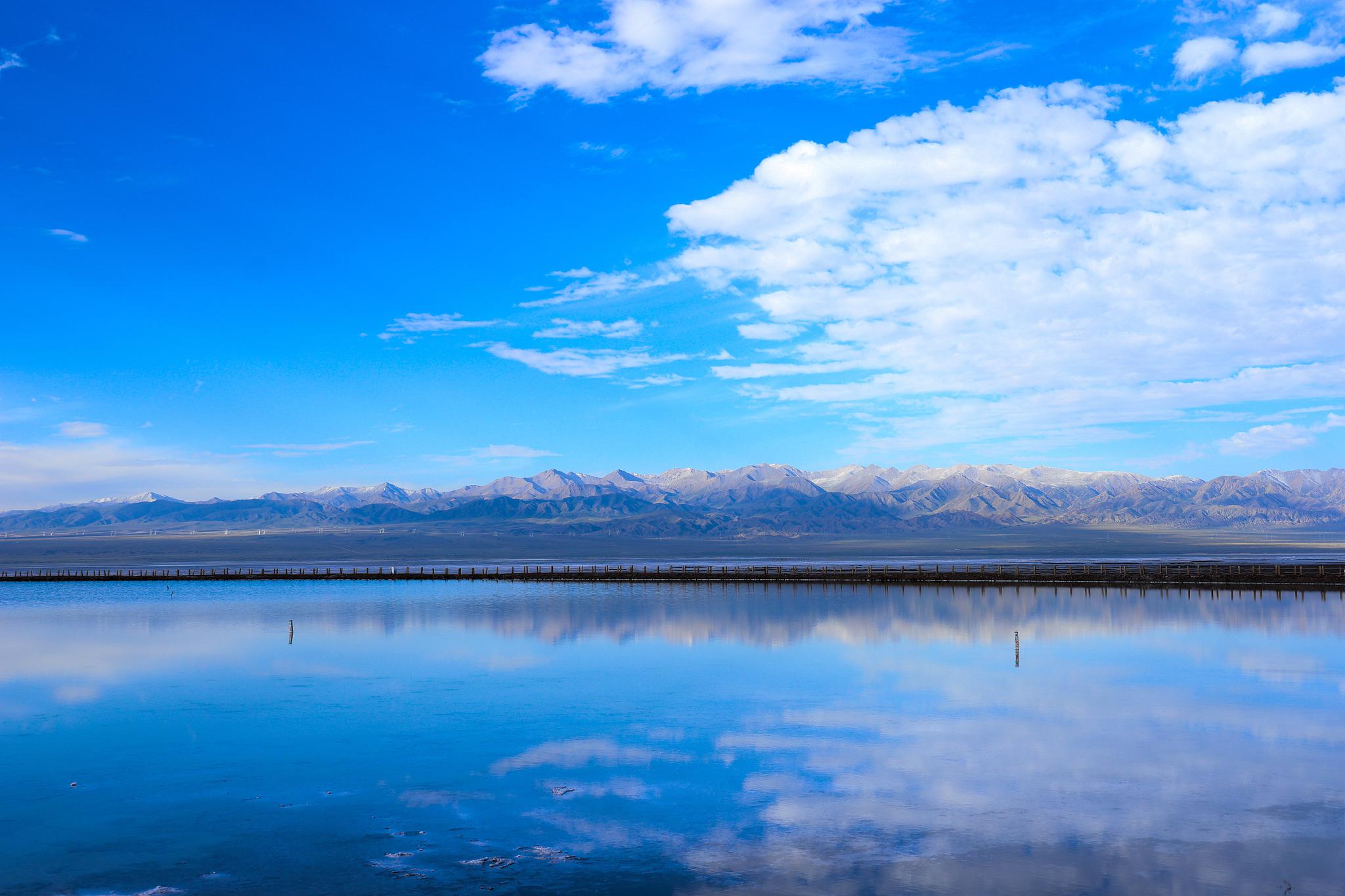 茶卡盐湖:青海的秋日之镜 在青海省海西州乌兰县,有一个名为茶卡盐湖