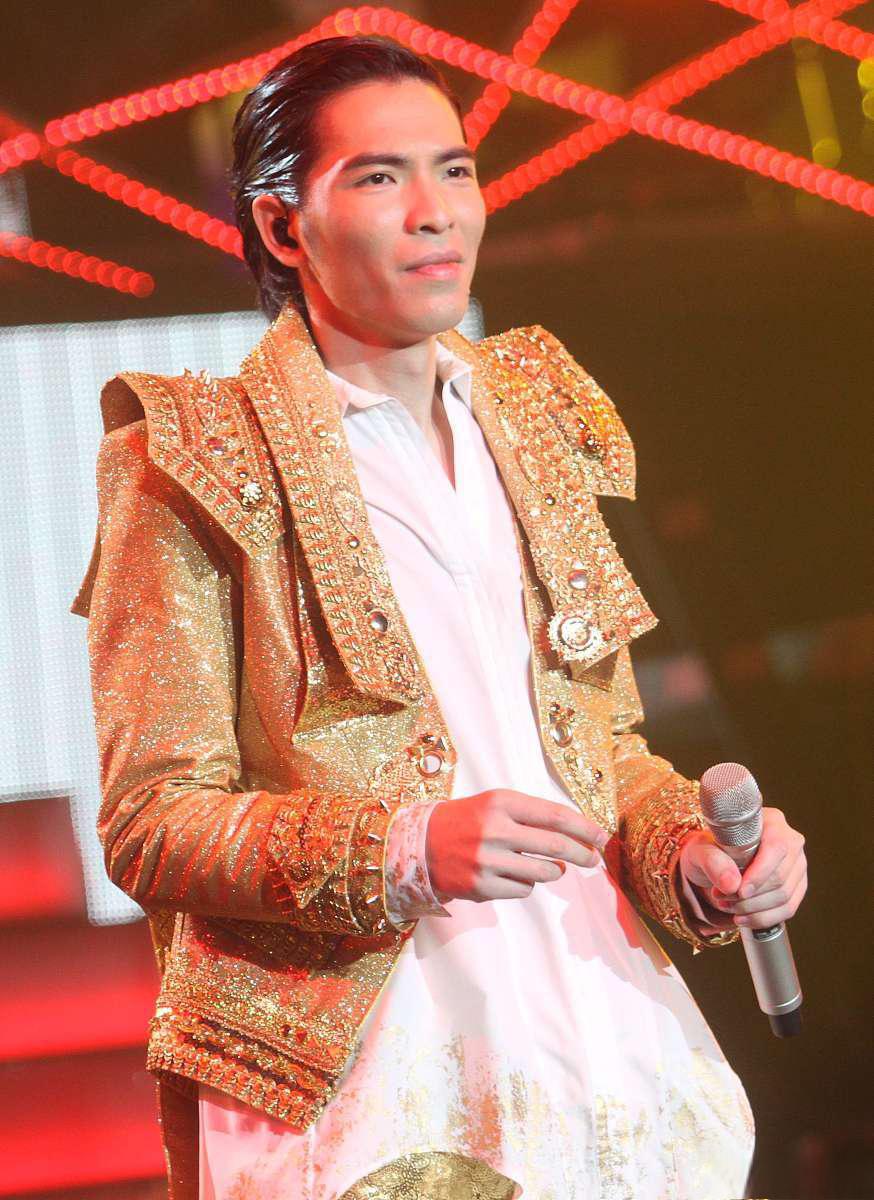 萧敬腾新婚露面,50岁老婆满面春风 著名歌手萧敬腾和林有慧宣布结婚的