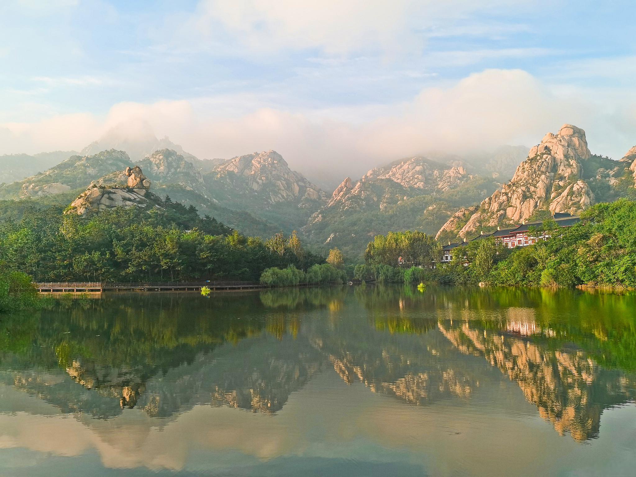 沂蒙山旅游区 沂蒙山是一个令人向往的旅游胜地,位于中国山东省临沂市